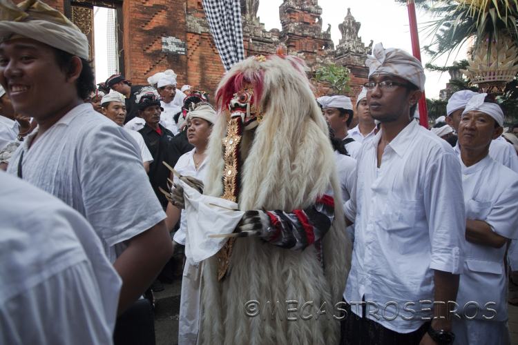 Ceremonia del trance.Bali